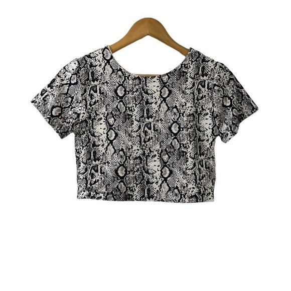 FOREVER 21 Crop Top Blouse Short Sleeve Snake Print Size Medium NWOT - Picture 1 of 8